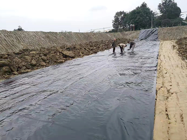 采用熱熔焊接工藝完善污水池防滲膜施工 采用熱熔焊接工藝完善污水池防滲膜施工