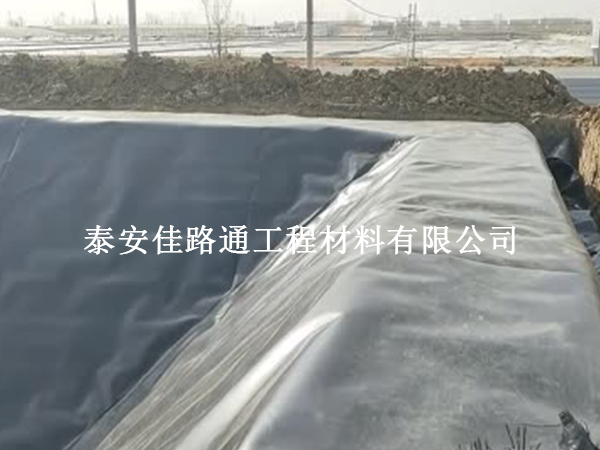 魚塘防滲膜的鋪設使用可營造一個穩(wěn)定生態(tài)環(huán)境 魚塘防滲膜的鋪設使用可營造一個穩(wěn)定生態(tài)環(huán)境