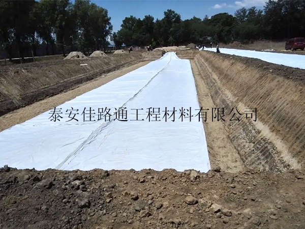人工湖防滲膜焊接鋪貼方法:簡潔高效的新技術(shù) 人工湖防滲膜焊接鋪貼方法:簡潔高效的新技術(shù)