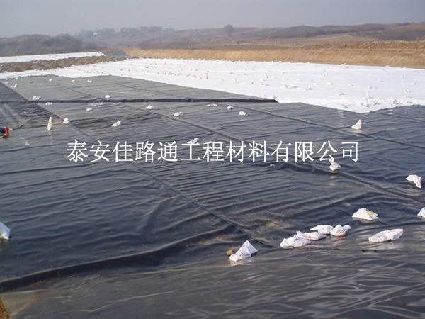 垃圾填埋場防滲膜鋪設(shè)中的土壤處理要求 垃圾填埋場防滲膜鋪設(shè)中的土壤處理要求