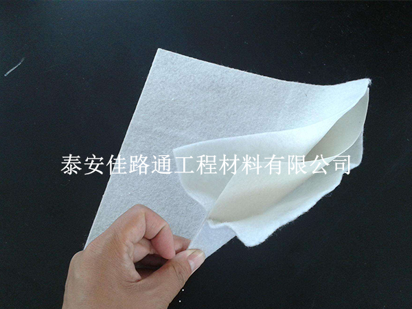 防滲復(fù)合土工膜裁剪技巧:精準(zhǔn)高效的藝術(shù) 防滲復(fù)合土工膜裁剪技巧:精準(zhǔn)高效的藝術(shù)