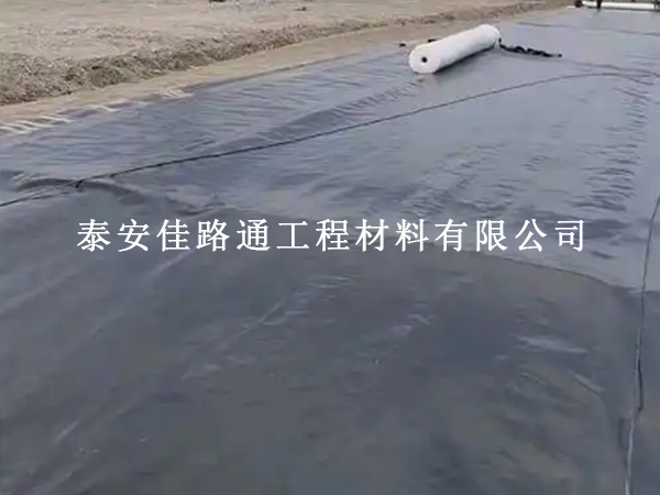 沼氣池防滲膜焊接后焊縫處理技巧：嚴(yán)密封堵筑